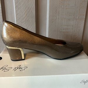 Women gold dress shoe size 8 wide